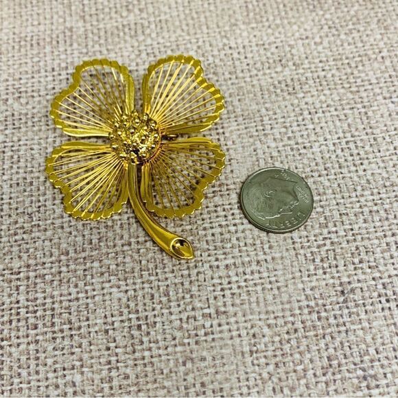 Gold Wire Flower Brooch - Picture 1 of 2